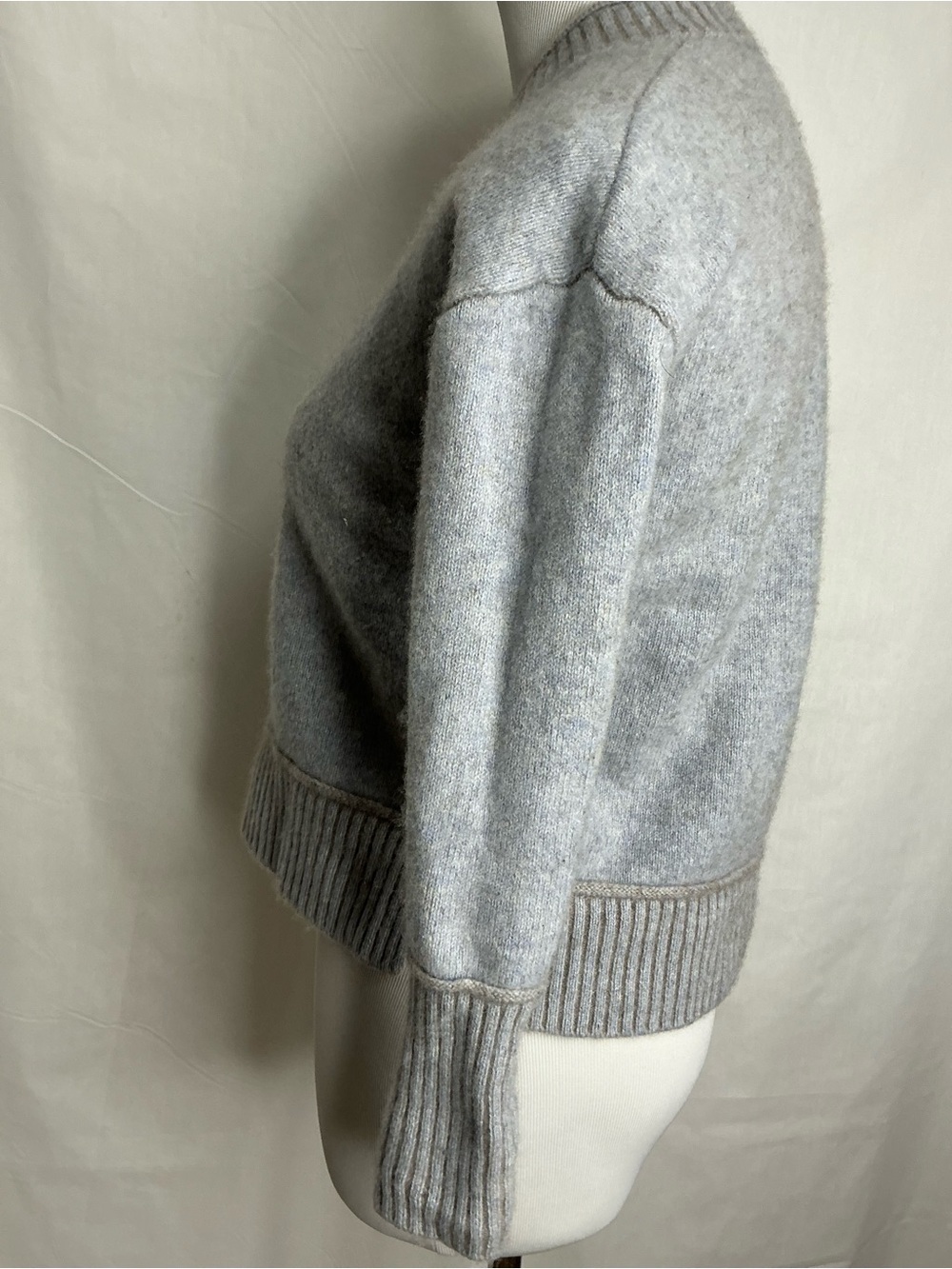 2246 - KINROSS CASHMERE - Luxurious 100% Cashmere V-Neck Sweater in Light Gray - Picture 5 of 9
